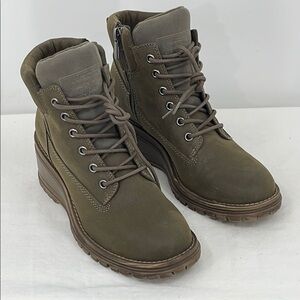 B52 BY BULLBOXER SIZE 8 Women's Olive Lace-Up Wedge Ankle Boots
